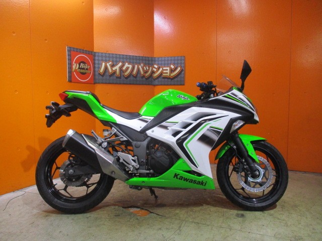 横から見てもこの通り状態グッド！安心の純正フルノーマル車両ですからビギナーにも女性にもお勧めの一台！